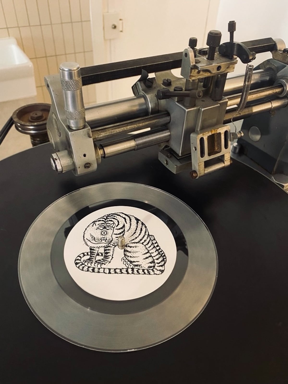 disque vinyles sur une table de gravure