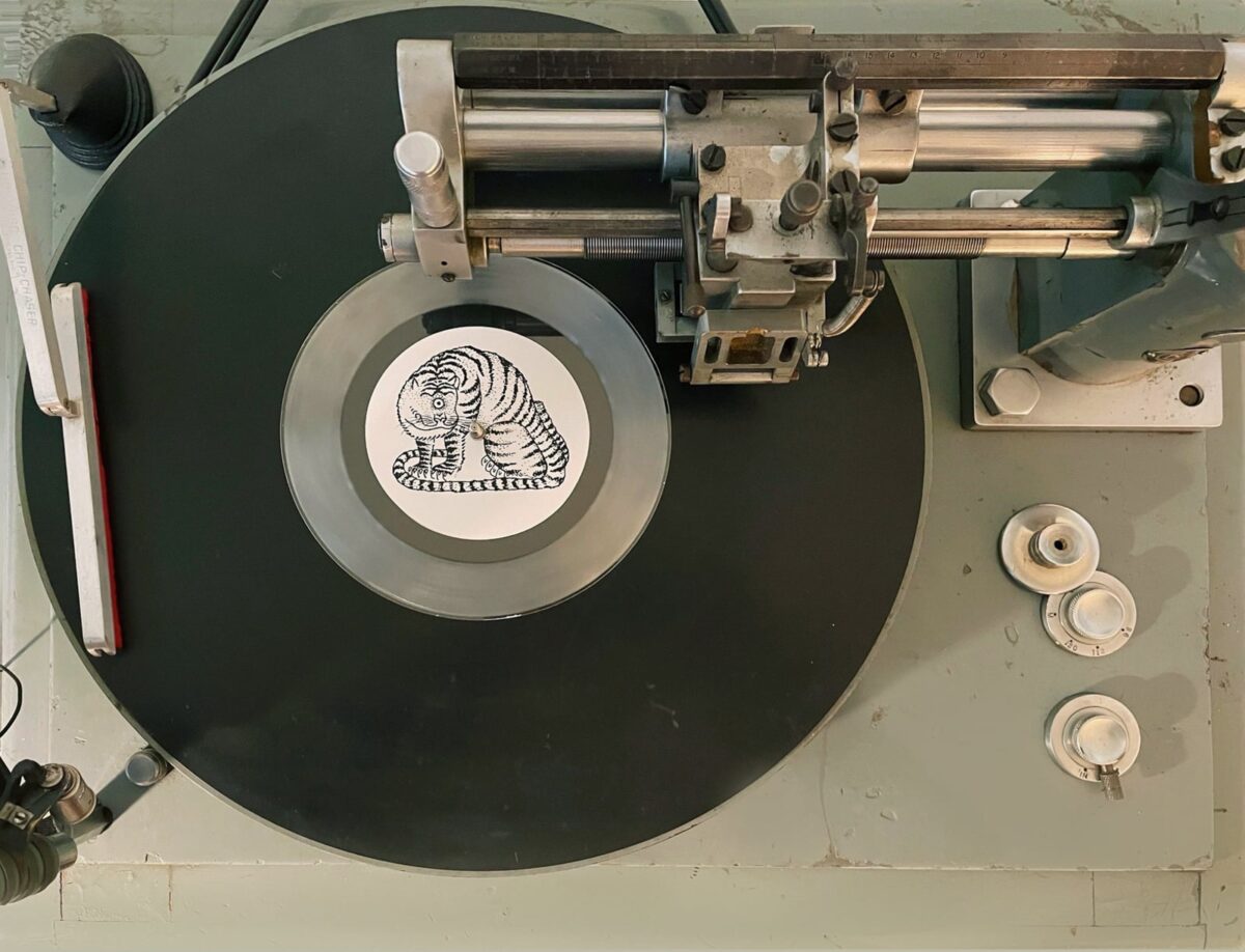 disque vinyle sur une table de gravure