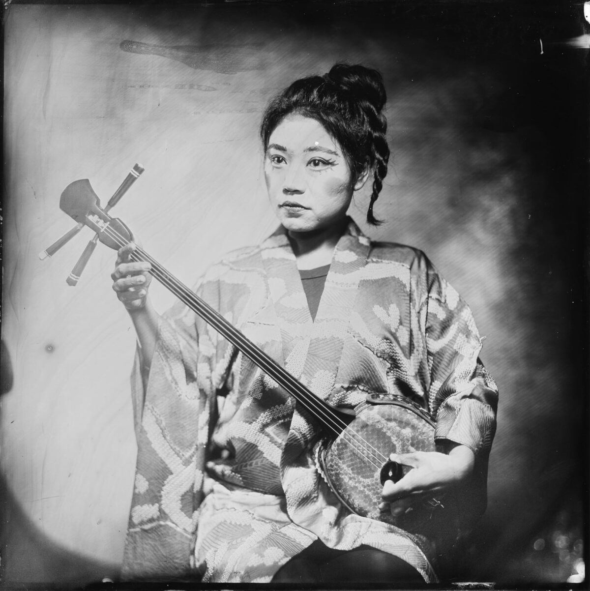 Portrait photo noir et blanc d'une jeune femme japonaise jouant du sanshin