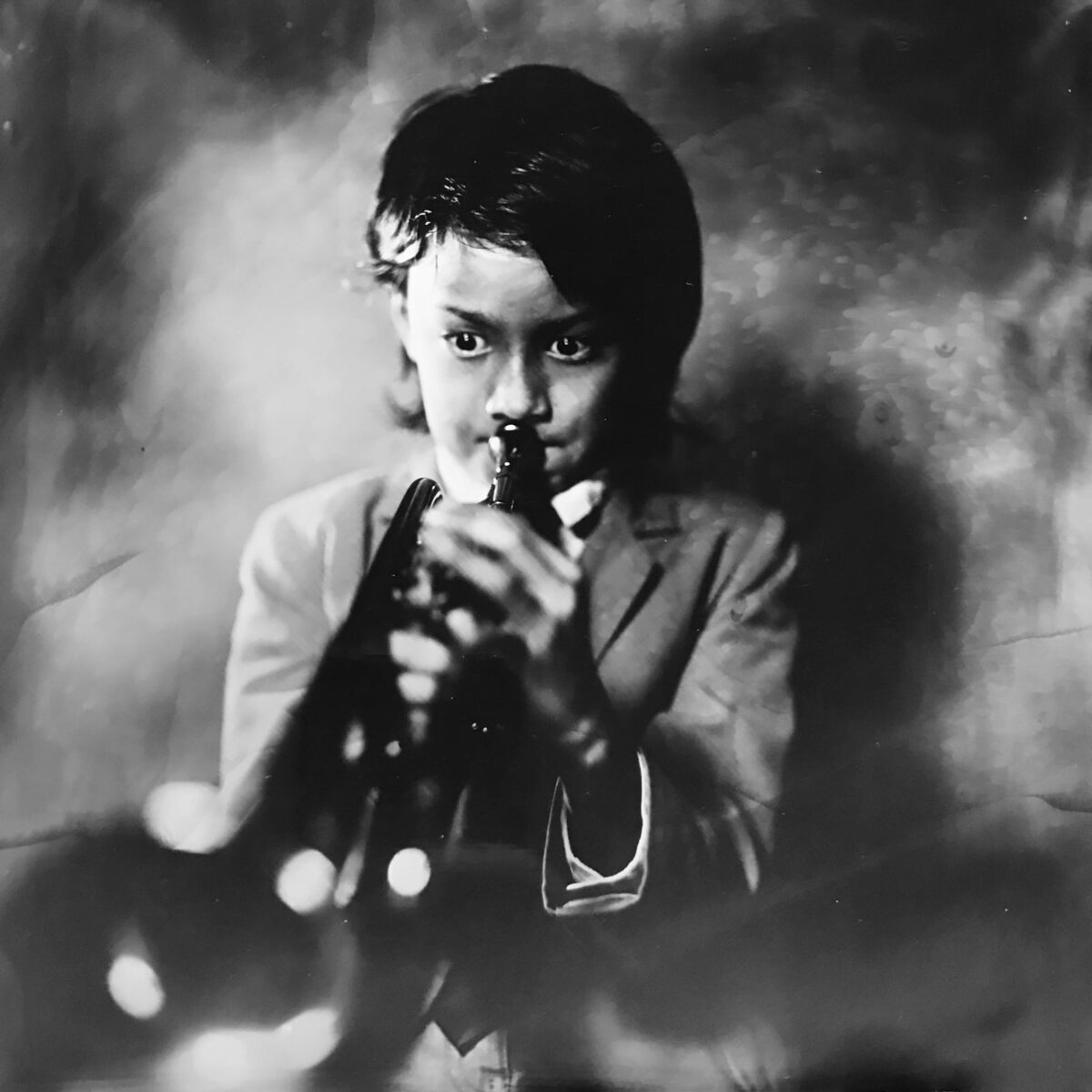 portrait photo au collodion d'un jeune garçon jouant de la trompette
