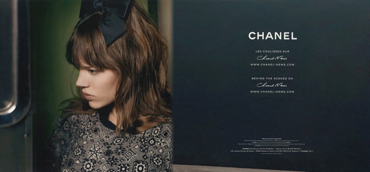mannequin en shooting pour Chanel dans un photomaton