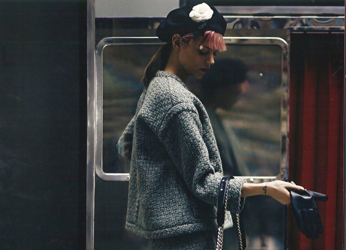 mannequin en tailleur Chanel devant un photomaton