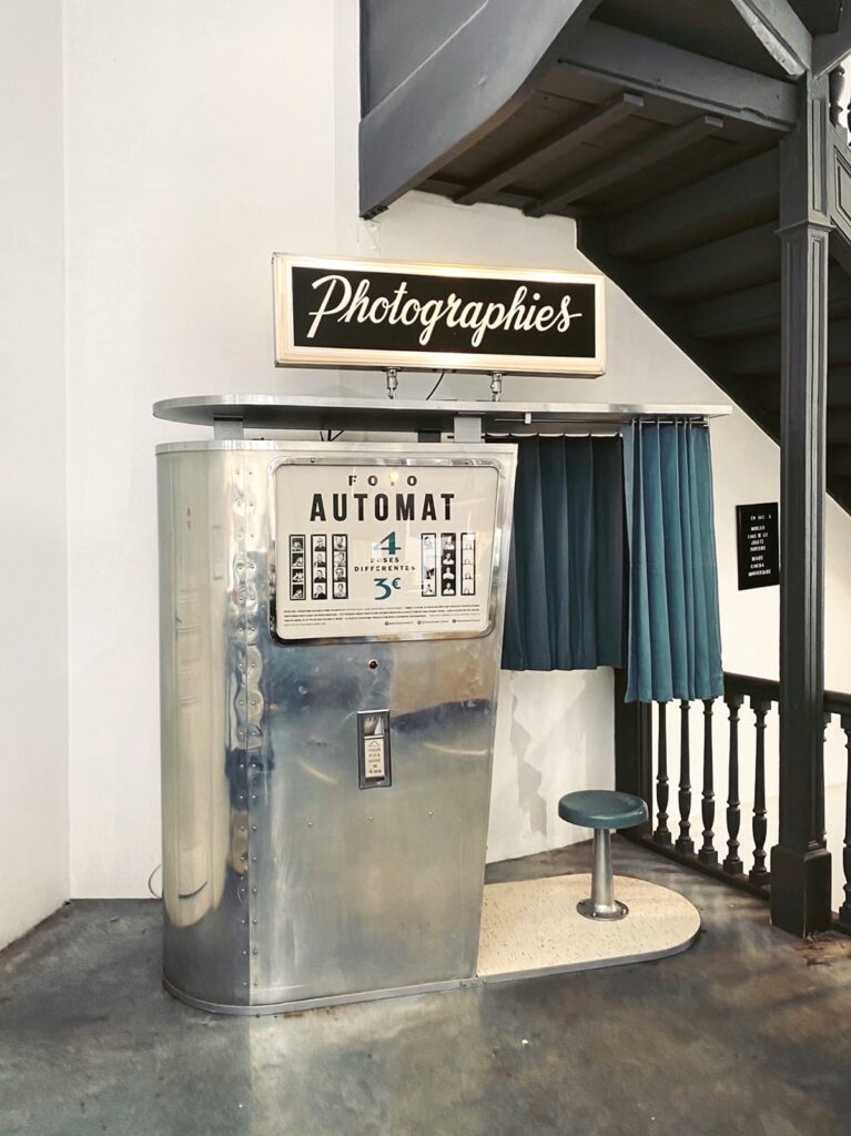 cabine photo vintage installée dans la boutique Bonton Filles du Calvaire à Paris