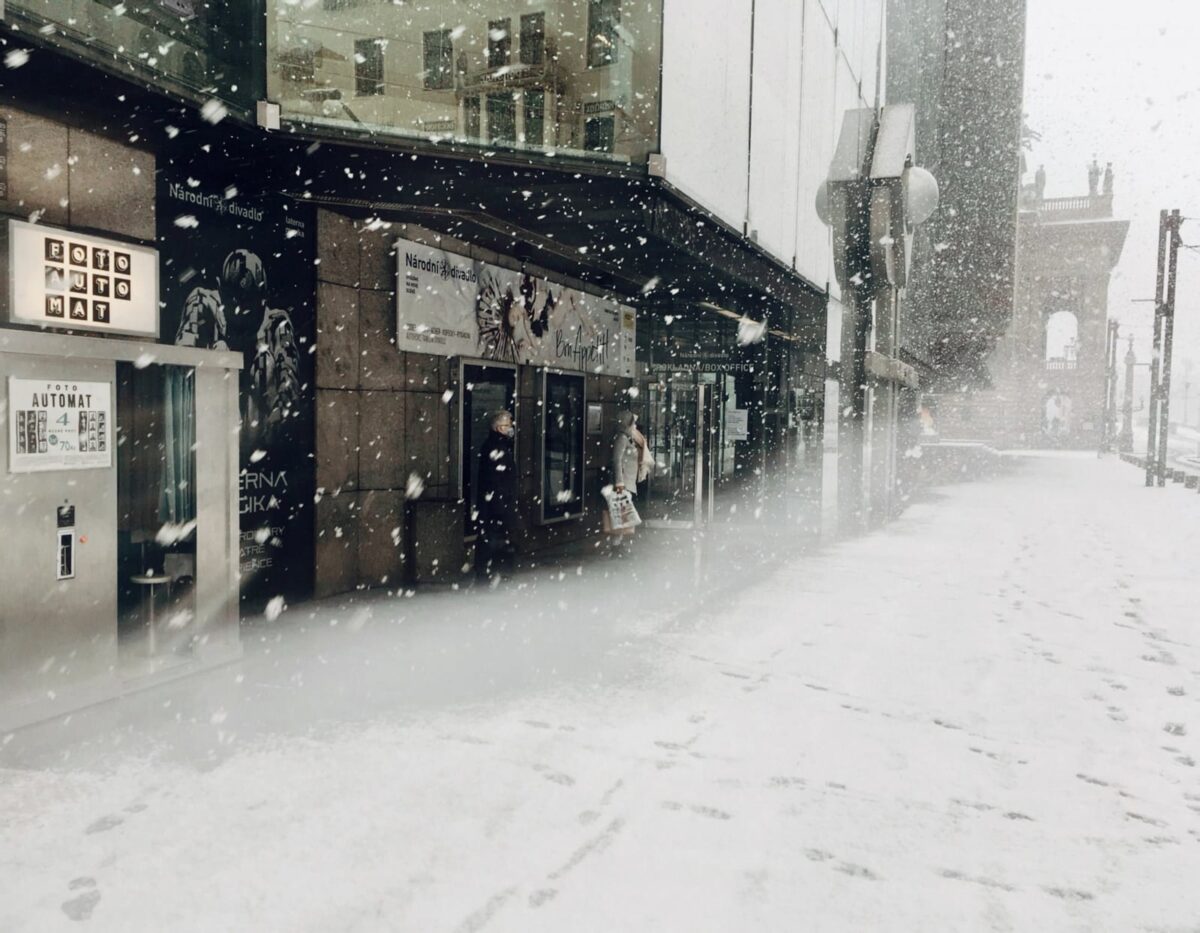 photomaton dans une rue sous la neige 