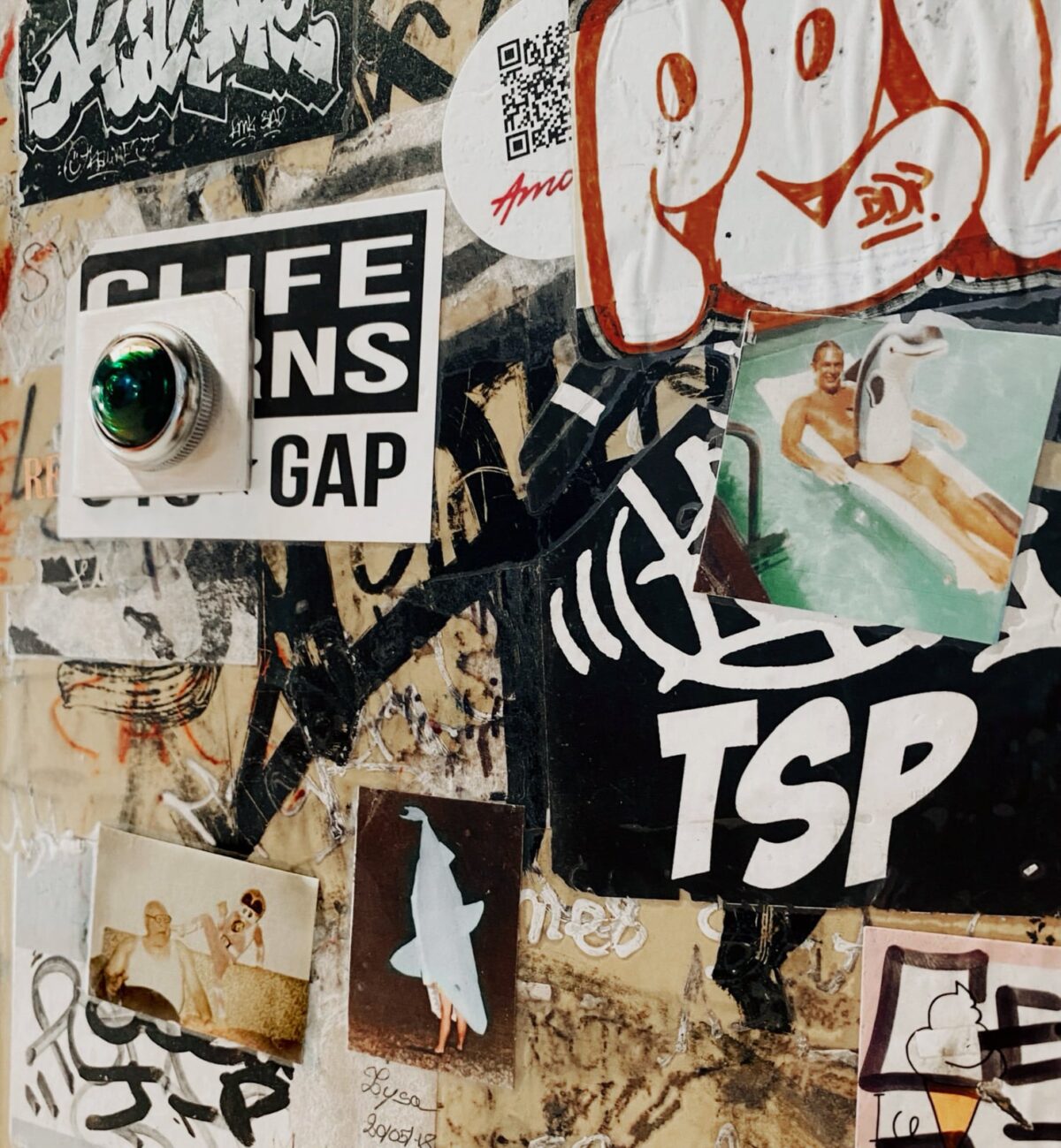 stickers et graffitis sur une cabine à photos