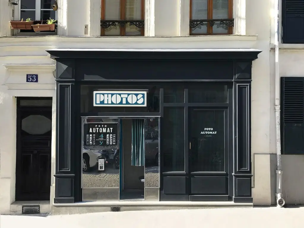 photomaton vintage dans une vitrine de boutique 