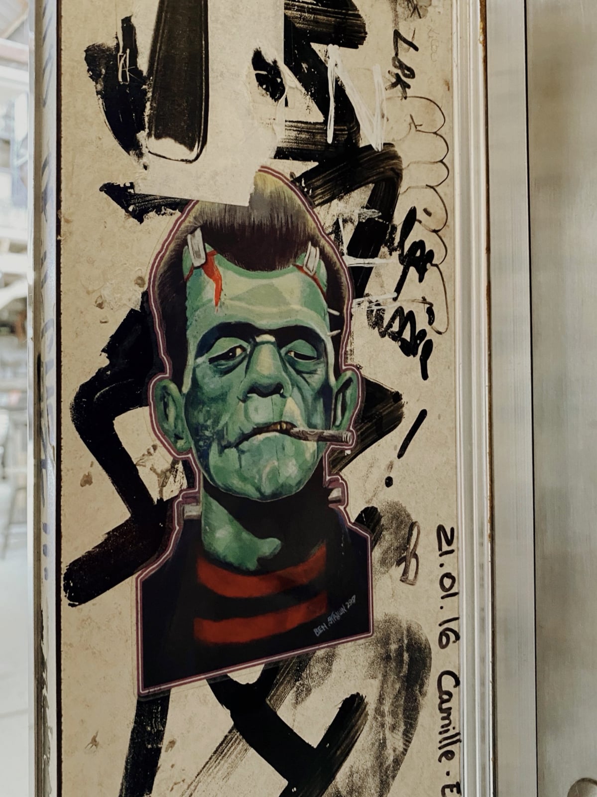 sticker de Frankenstein collé dans un photomaton