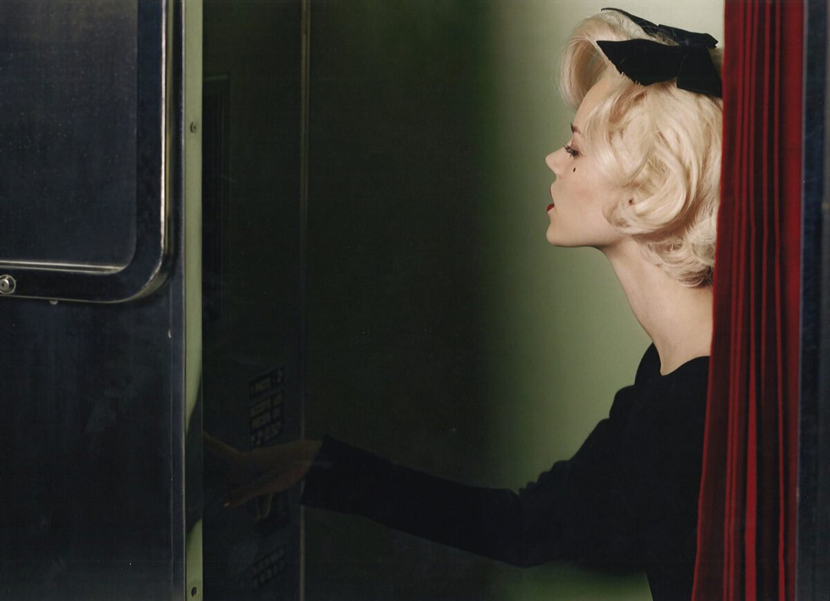 femme blonde dans un photobooth