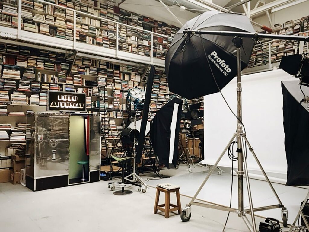 photomaton dans le studio de shooting et bibliothèque de Karl Lagerfeld