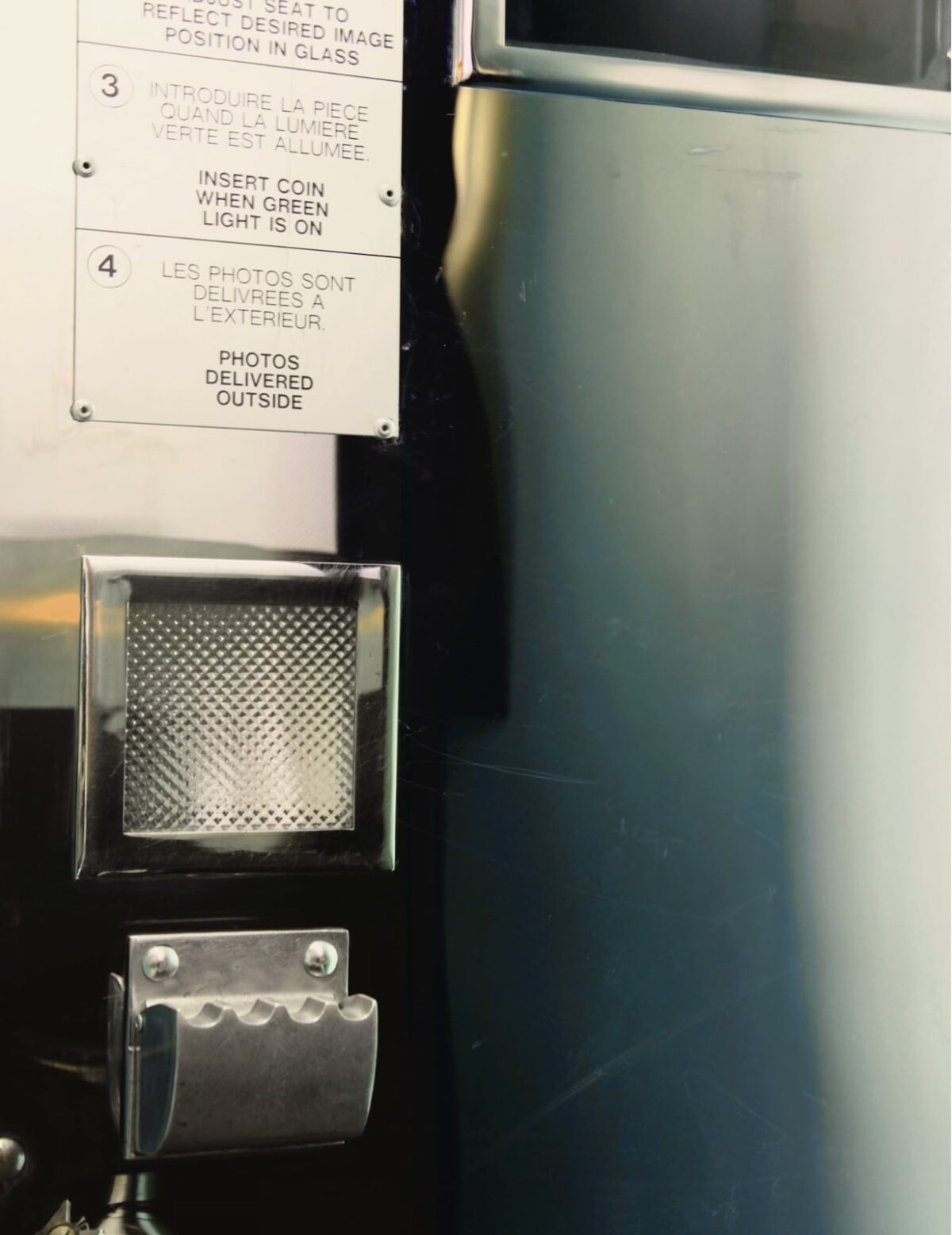 porte de photomaton en inox poli miroir avec un cendrier