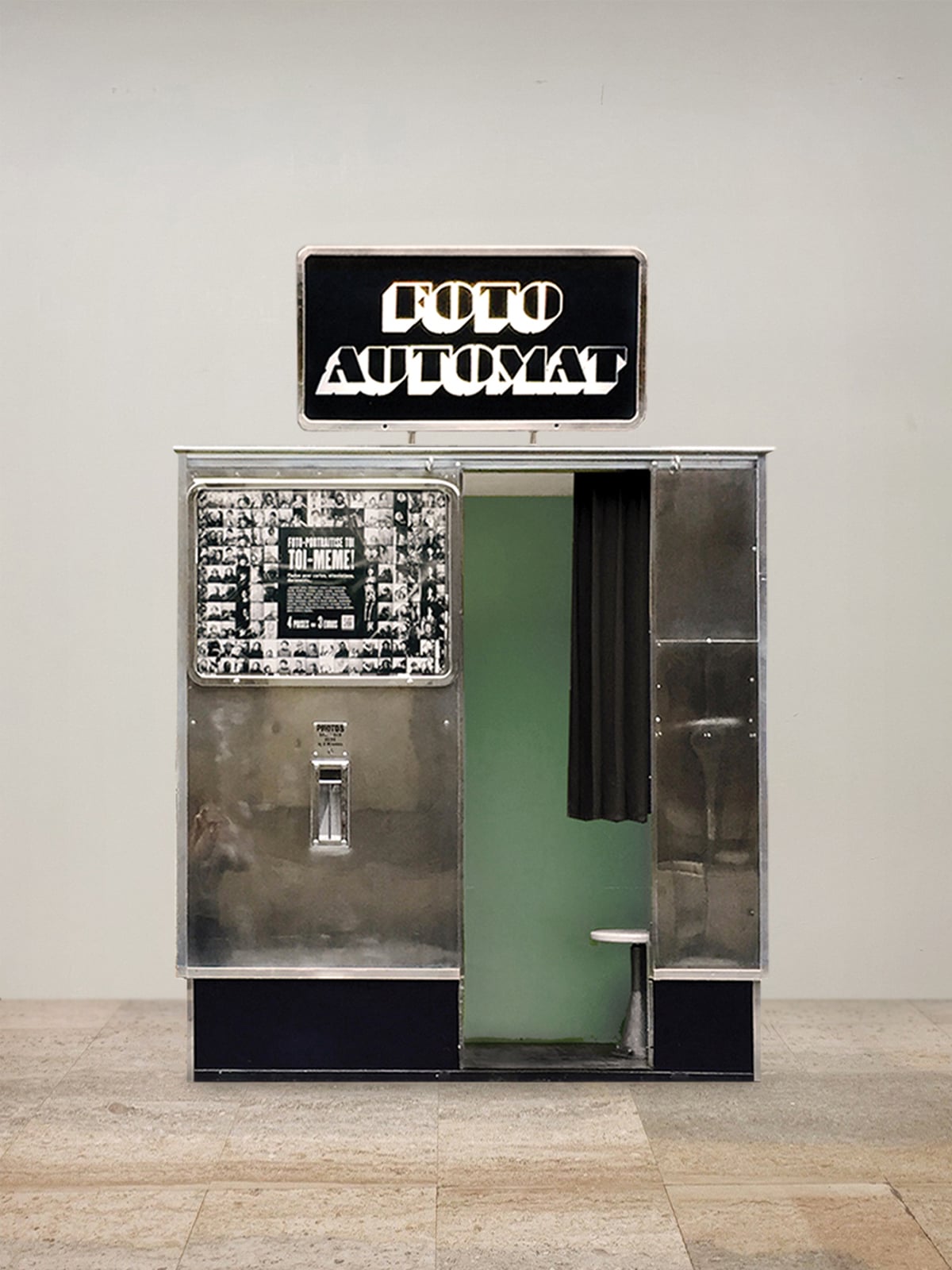 Photomaton vintage installé au Studio Chanel à Paris par Fotoautomat