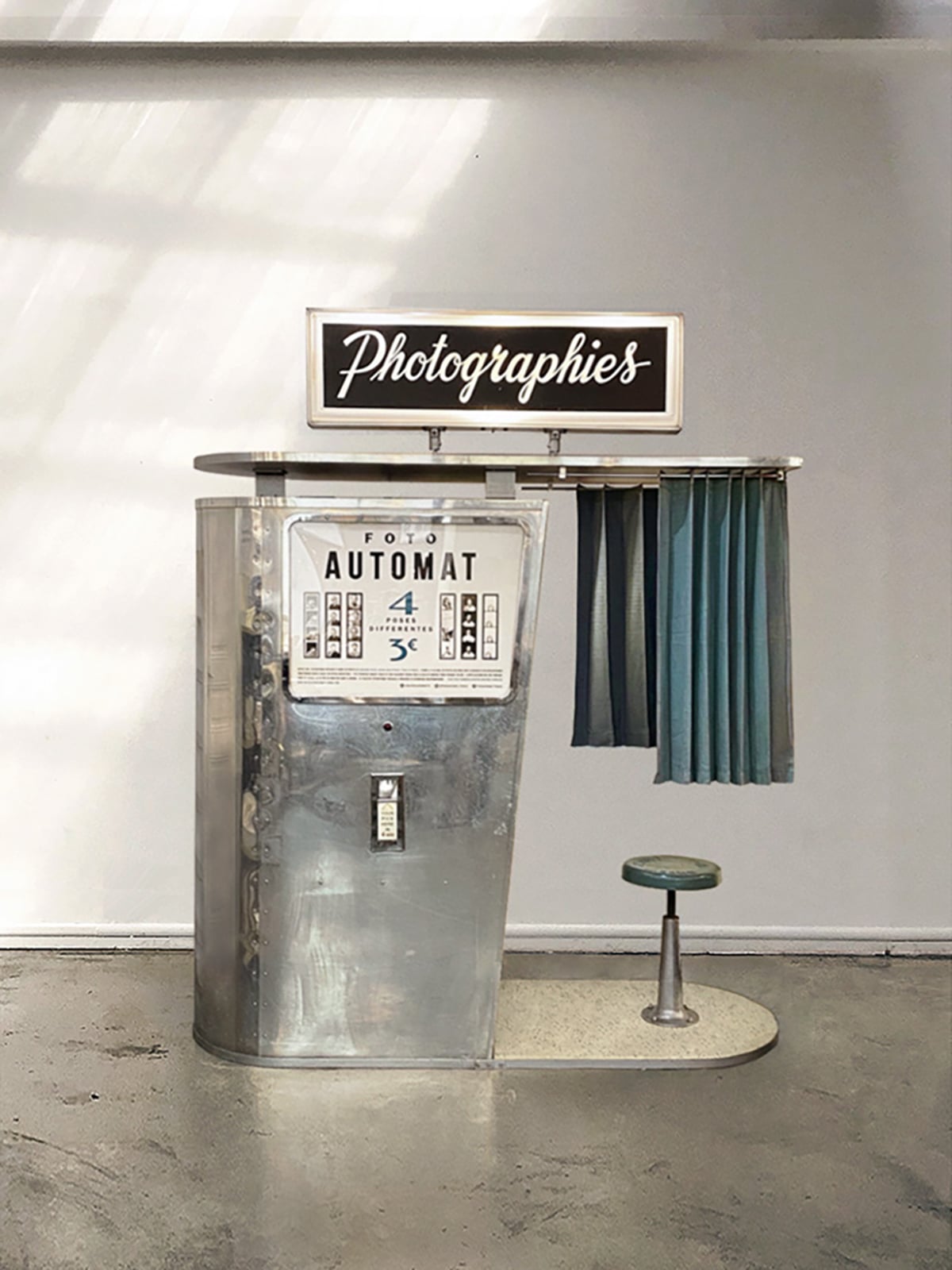 photomaton design par Fotoautomat installé chez Bonton Filles du Calvaire à Paris