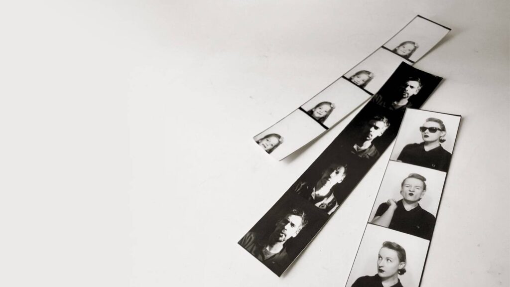portraits de photomaton en 4 poses noir et blanc