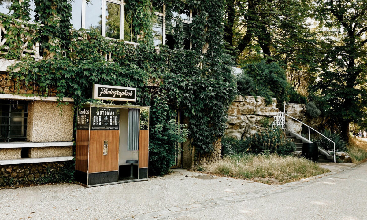 photomaton vintage installé au parc des buttes chaumont à paris