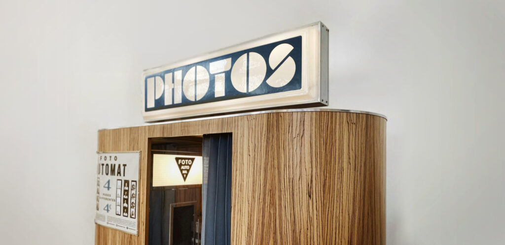 cabine photo vintage en bois installée au musée du Palais de Tokyo à Paris
